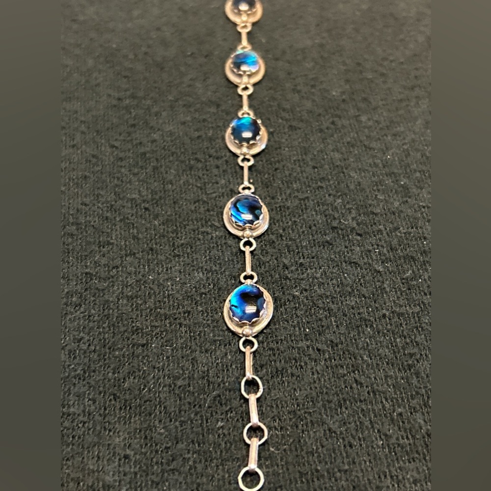 J J, Turquoise and Blue Tone Colored Glass Stones and Sterling Silver Bracelet. - Picture 4 of 13
